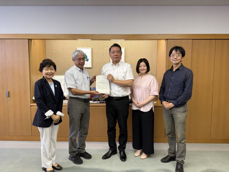令和8年度予算要望書を区長・教育長へ提出しました。